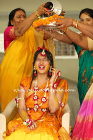 Fresh Flower Jewellery For Brides Nalugu Haldi And Mehndi Functions Indian Wedding Photography Bride Photoshoot Indian Wedding Photography Poses