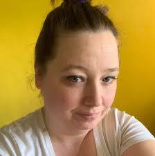 Amanda Watts's Instagram, Twitter & Facebook