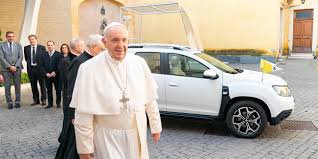 Dabei erwies der weihbischof papst franziskus stets den größten, dem amt das exempel dazu statuierte papst franziskus gegen die franziskaner der immakulata, die er im juli 2013 über die. Papst Franziskus Nutzt Dacia Duster Als Neues Papamobil Dacia Blog