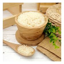 Selepas beras dibilas, ratakan permukaan beras dan celupkan jari ke dalam air. Beras Basmati 1kg