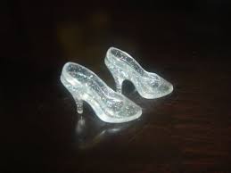 v pervonachalnom izdanii zolushki eyo tufelki byli iz meha hrustalnymi oni stali po oshibke perevodchika v 1600 godu dance shoes character shoes shoes