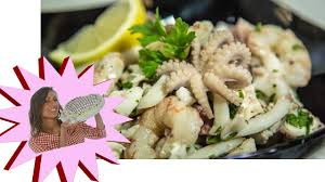 L'insalata di mare è un piatto di pesce tradizionale, che può essere servito come secondo piatto o cena. Insalata Di Mare Youtube