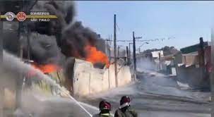 Um incêndio de grandes proporções em uma indústria de reciclagem em barueri, na grande são paulo, deixou ao menos três mortos hoje (26). Cladvm Ljq7jkm