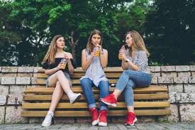 Grupo De Tres Adolescentes Meninas Sentada No Parque Banco De Imagens E Fotos De Stock Istock