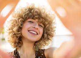 Capelli ricci uomo corti, lunghi, rasati ai lati o con ciuffo. Come Fare I Capelli Ricci 8 Modi Facili Per Averli