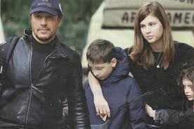Orlando e athena nati rispettivamente nel 2006 e nel 2009. Stefano Accorsi Papa Part Time Si Commuove Quando Accompagna I Figli Che Tornano Dalla Mamma