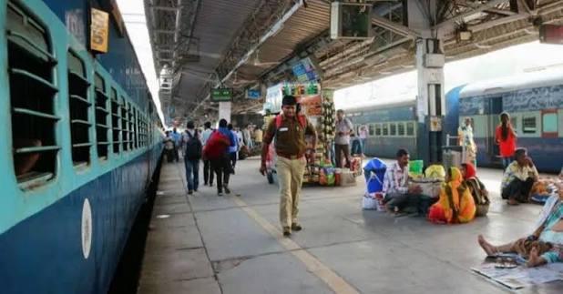 No change ? No worry ! ⏩N.F. Railway has provided QR Code machines at all  588 ticket counters at all Railway stations 📲This festive season, go  cashless ! Beat the hassle with