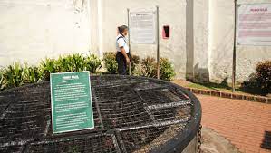 Perigi hang li poh), also known as king's well, is a historical water well in melaka city, melaka, malaysia. Hang Li Poh Well Gomelaka