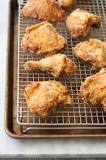 How do you keep fried chicken crispy?