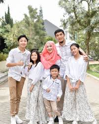 Seleb muda itu kini bermain dalam sinetron dari jendela smp bersama sandrinna michelle dan rey bong. Jarang Disorot 9 Potret Kedekatan Kiesha Alvaro Dengan Kedua Adiknya
