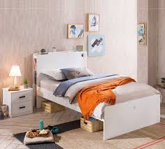 Ecco una testiera ingegnosa e bella al tempo stesso, perfetta per un letto a centro stanza: Complete Bed A Single Bed For A Boy S Or Child S Bedroom Dafne Italian Design