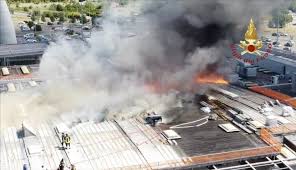 Sul posto sono intervenuti i vigili del fuoco del comando di firenze e al momento l'incendio risulta sotto controllo. Xplrbuxn2ruizm