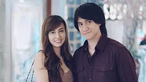 Terlahir dari pasangan musisi addie ms dan memes membuat seorang kevin aprilio menjadi terbiasa dengan atmosfer musik sedari kecil. Kevin Aprilio And Vicy Melanie Married President Jokowi Congratulates On Short Video Exbulletin