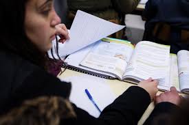 Poupe 5% nos livros escolares, até 20% em dicionários, gramáticas, livros de leitura obrigatória e outros auxiliares. Comecam Hoje A Ser Emitidos Vouchers De Manuais Gratuitos Para Inicios De Ciclo Manuais Escolares Publico