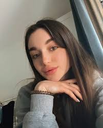 Emily Lilly's Instagram, Twitter & Facebook