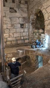 Hombres disfrazados recorrían las calles del antiguo jerusalén. Descubren En Jerusalen Un Complejo Subterraneo De 2 000 Anos Junto Al Muro De Los Lamentos Intriper