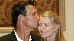 Swayze's breakthrough was his performance as a seductive dance instructor in the hit romance dirty dancing, which earned him a golden globe nomination. Trauerfeier Fur Patrick Swayze Am Kommenden Sonntag Promiflash De