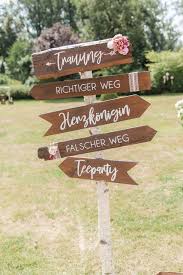 Unser Hochzeits Wegweiser Im Alice Im Wunderland Stil Richiger Weg Falscher Weg Alice Im Wunderland Hochzeit Hochzeit Wegweiser Hochzeitsschilder