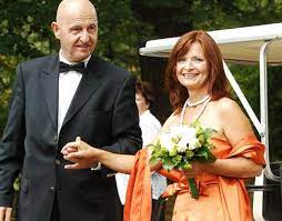Nejen tedy svou přítomností, ale především svým nynějším vzhledem. Herecka Ljuba Krbova Si Tajne Vzala Ondreje Neffa Idnes Cz