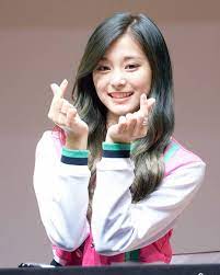 Did You Receive Tzuyu S Love A Compilation Post Of Tzuyu S Finger Heart C Good Evening Once Tzuyu Momo Sana Gadis Lucu Gadis Korea Selebritas