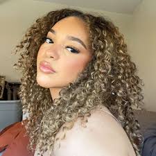 being platinum blonde is hard work but she makes it look easy 🤍