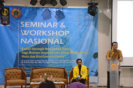 %an mengen%a(!kan 'e(uru<b> r!'!k) 'trateg!' %an )*era'!)na( +ang *ent!ng. Seminar Dan Workshop Nasional Kajian Strategis Manajemen Risiko Fakultas Ilmu Keperawatan