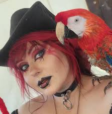 How to handle a large costume in a crowded area at eccc