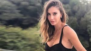 Var mısın yok musun programında gördüğümüz şeyma subaşı ile şu anki halinin arasında dağlar kadar fark var. Seyma Subasi Nin Yillar Onceki Hali Sasirtti