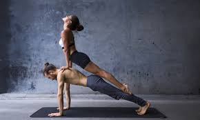 Discover yoga poses to teach yoga classes for all levels of students and all styles of yoga! Yoga A Deux Faire Du Yoga En Couple Ana Heart Blog