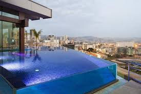10 Belles Piscines A Parois De Verre Sur Un Ou Plusieurs Cotes