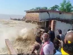 Erosion of Ganga continues in Bhagalpur, till now more than one thousand houses are covered in Ganga | देखते ही देखते पानी में विलीन हुआ घर, VIDEO: भागलपुर में गंगा का कटाव