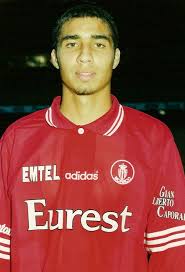 He began his career in argentina with club atletico platense at the age of eight. Epingle Sur Football Et Stades