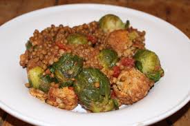 Il s'agit en effet d'une recette végétarienne complète, nourrissante, économique et surtout excellente en goût. Recette De Choux De Bruxelles Lentilles Et Boulettes Vegetariennes Dine Move Blog Sport Cuisine Healthy
