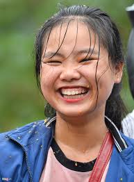 Gái làng chạy tán loạn trong lễ hội ném cà chua ở Thanh Hoá