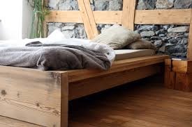 Krovat Iz Staroj Drevesiny Bett Mobel Aus Altholz Schlafzimmer Einrichten