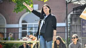 Jenica atwin was born jenica powell and grew up in oromocto, new brunswick.7 her father, bob powell, is the mayor of oromocto. Les Maritimes Dans La Mire Des Verts Elections Canada 2019 Radio Canada Ca