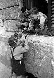 Black And White Children Playing Pin By Maria On Guns Or Roses Old Photos Vintage Photography Children