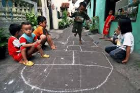 Permainan tradisional ini memang sekilas mirip dengan yang ada di cina, indonesia atau republik malta, namun ada perbedaan mendasar, yaitu untuk jimena baquero harus dimainkan minimal 3 orang yang mana satu orang sebagai peloncat tali dan dua yang memegang ujung setiap tali. 11 Permainan Tradisional Indonesia Beserta Cara Bermain Dan Asalnya Lengkap Bukubiruku