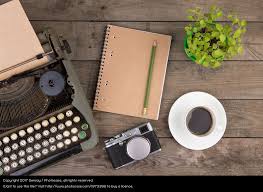 Vintage Typewriter On The Old Wooden Desk Flat Lay Inspiration Alter Schreibtisch Schreibmaschine Schreibtisch Holz