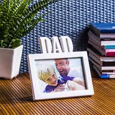 Eprezenty.pl to kilka tysięcy pomysłów, spersonalizowanych prezentów z twoim tekstem życzeń, dedykacji. 15 Pomyslow Na Prezent Dla Taty Na Dzien Ojca Co Kupic Tacie Garneczki Pl Blog