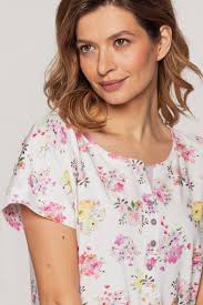 Dámská košilka Bára bílá s barevnými květy