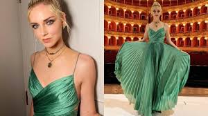 Abiti da sera abbinati alle sneakers, applicazioni di chiara da col — 5 luglio 2019 a parigi sfila l'haute couture: Chiara Ferragni Come Una Principessa L Abito Verde Per Assistere Al Balletto E Da Sogno