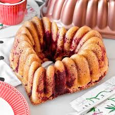 This pan lives up to the elegant in its name; Molde Elegant Heart Bundt Nordic Ware