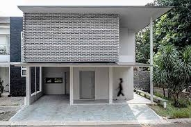 Pada tiap lantai juga tersedia kamarmandi yang cukup luas. Siap Grak Renovasi Rumah Sebagai Bergaya Minimalis Dengan Dinding Roster Beton Cantik