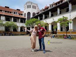 Bangunan tua ini telah menjadi saksi sejarah sejak lama, saat indonesia masih jauh dari merdeka. Menjelajah Lawang Sewu Yang Misterius Koper Mini