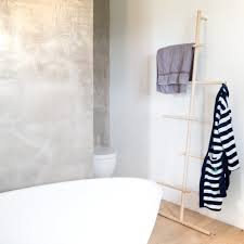 Eine handtuchleiter nimmt wenig platz in anspruch, aber doch bietet sie platz für viele. Wendra Handtuchhalter Handtuchleiter Garderobe Esche