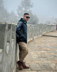 Travel far, travel wide, but always travel with a friend by your side.❤️❤️  #sailung #minigreatwall #minigreatwallofnepal❤️ #sailungpeak3145m