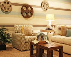 من الخدع البصريه فى المساحات الصغيرة انك تستخدم ورق حائط مقلم بالعرض و المسافه بيت التقليمات تكون صغيرة شو Media Room Decor Striped Walls Grey Striped Walls