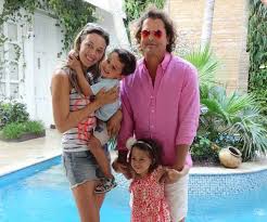 Hijo de el vallenato is a relatively new song by carlos vives released in 2014, and he wrote it to prove to critiques and fans that he was in fact still connected to his roots and culture. El Informador Santa Marta Colombia