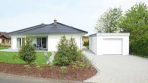 Fingerhut Bungalow Einfamilienhaus Weiss Verputzt Schwarzes Dach Weisser Dachuberstand Bodentiefe Fenster Garage Fertighaus Bungalow Bungalows Fingerhut Haus